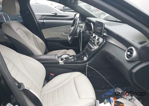 2015 Mercedes-Benz C 300 Sport 4Matic z USA, uszkodzony, nr VIN 55SWF4KB4FU007900